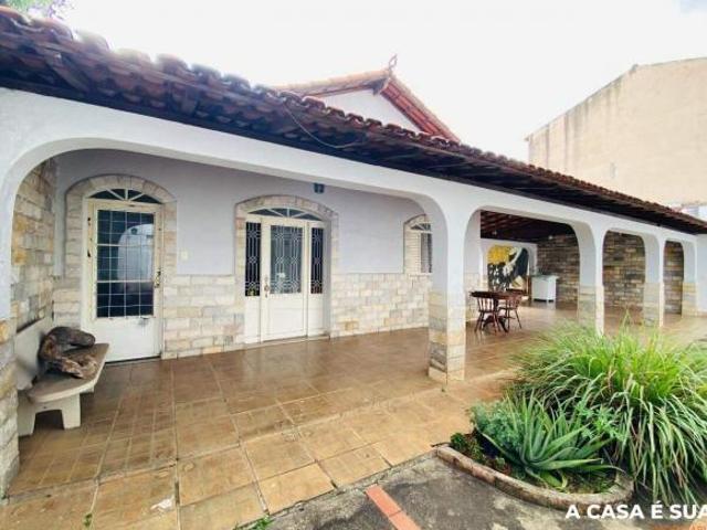 Casa Plana em lote 360m² com 03 Quartos 01 Suíte 08 Vagas no Novo Riacho em Contagem/MG