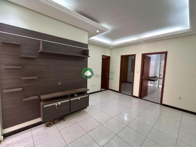 Casa plana geminada com armários no Santa Branca