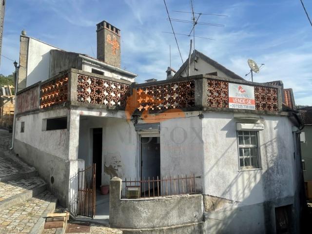 Casa por recuperar em São Sebastião da Feira Oliveira do Hospital