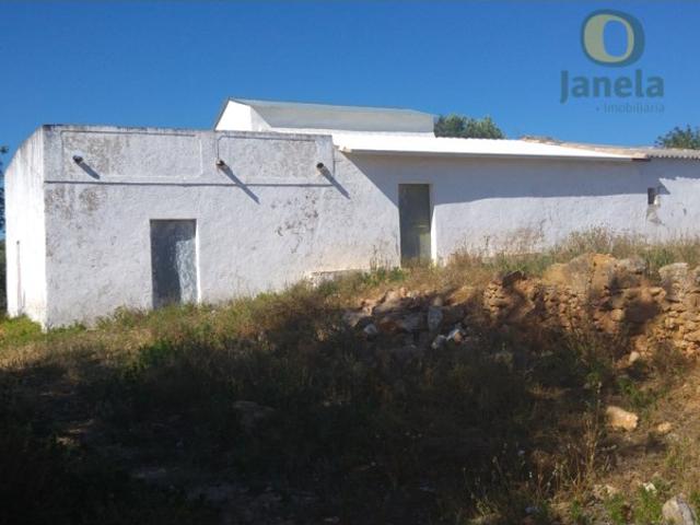 Casa por restaurar com 170 m2 em terreno com 2,2 hectares