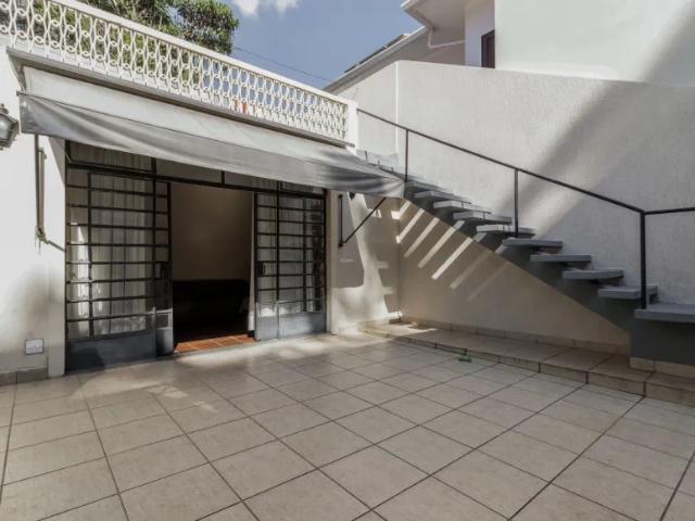 Casa próxima de toda a conveniência dos Jardins