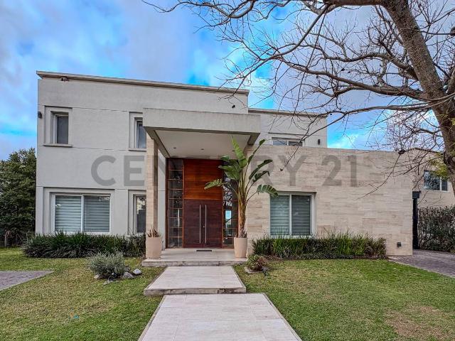 Casa premium en alquiler anual sobre el lago Los Lagos Nordelta