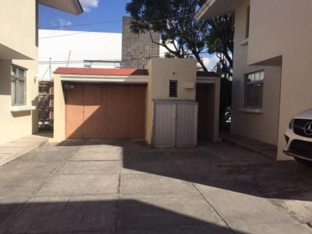 Casa Preciosa en Venta. Excelente Condominio en Villa Universitaria