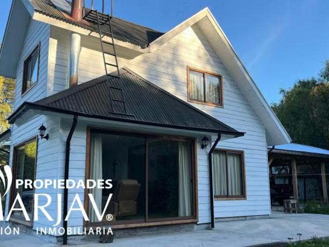 Casa preciosa inmersa en la naturaleza | 4 dormitorios por 219000. 00 en Villarrica