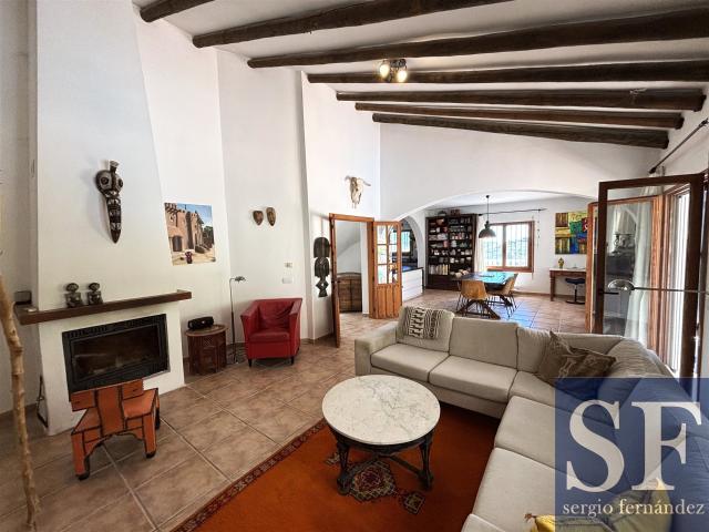 Casa principal: 3 Dormitorios dobles uno con cuarto de baño. 265m² Cómpeta