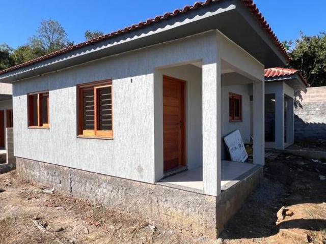 Casa pronta para morar com varanda e jardim no bairro Rothmann