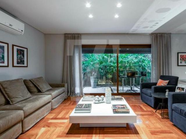 Casa pronta para morar localizada em Alto de Pinheiros 4 dormitórios 3 suítes 504 m² de terreno