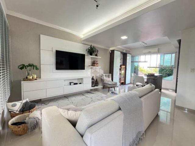 Casa quadriplex mobiliada com 3 dormitórios, sendo 1 suíte, no Centro!