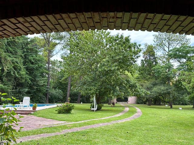 Casa Quinta amoblada en Alquiler con gran jardín parquizado ubicado en Ezeiza, La Unión