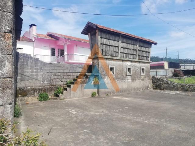 Casa Rústica com imenso potencial mesmo no centro de Romariz