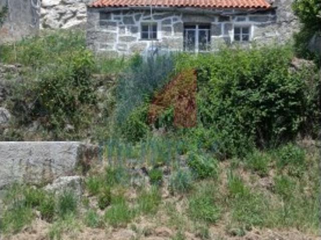 Casa Rústica com Projeto Aprovado para Ampliação | Vila do Carvalho / Portela