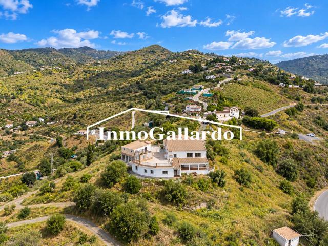 Casa rústica con vistas al mar y grandes posibilidades en camino Vélez Málaga las Arenas