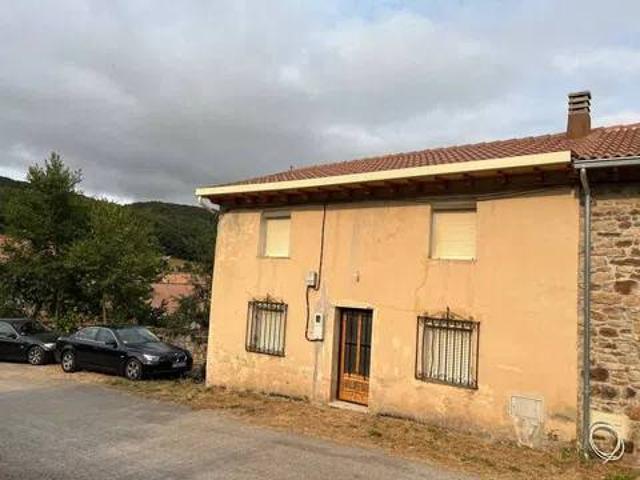 Casa rústica / Caserío en Venta en Valdeolea