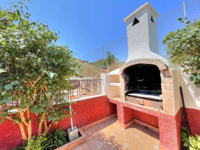 Casa rústica / Caserío en Venta en Benamocarra