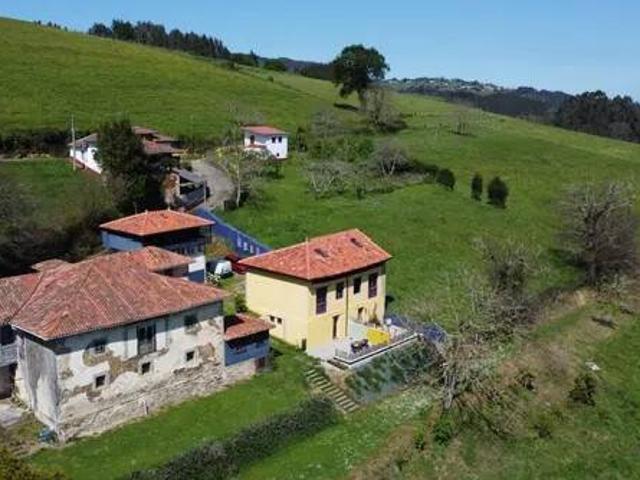 Casa rústica / Caserío en Venta en Pravia