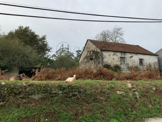 Casa rústica a reformar con parcela de 5447 m2 en Mos