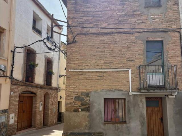 Casa rústica de 227 m² con garaje y terraza en el centro de Gratallops – ideal para reformar