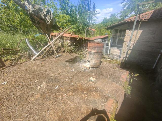 CASA RUSTICA DE PIEDRA AMPLIA CON PATIO Y CON TERRENO