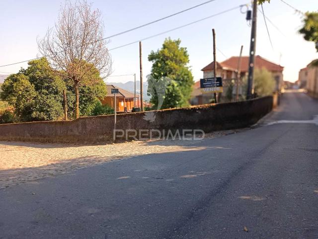 Casa em meio rural com 2 artigos