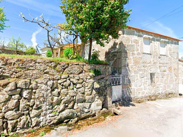 Casa Rústica em Pedra com quintal ant 1951 Legal em Felgueiras, Resende