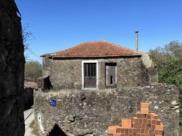 Casa Rústica em Pedra T2 Autenticidade e Potencial no Coração da Aldeia