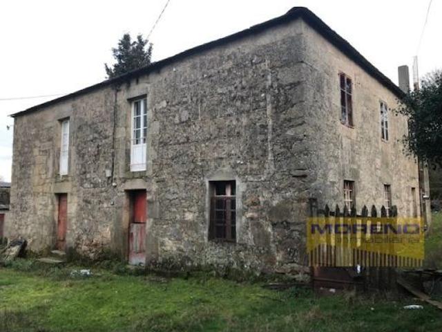 CASA RUSTICA EN NUCLEO CON FINCA Y VARIAS EDIFICACIONES