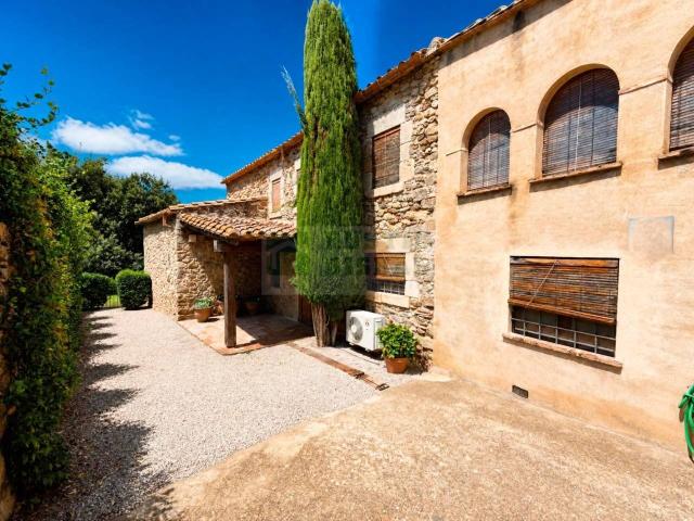 Casa rústica reformada en venta en Castell d’Empordà, Baix E. 236m² La Bisbal d'Emporda