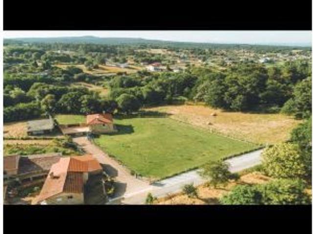Casa rural con 4 habitaciones, 5 baños y 6.000m de terreno a menos de 15 min de Ourense