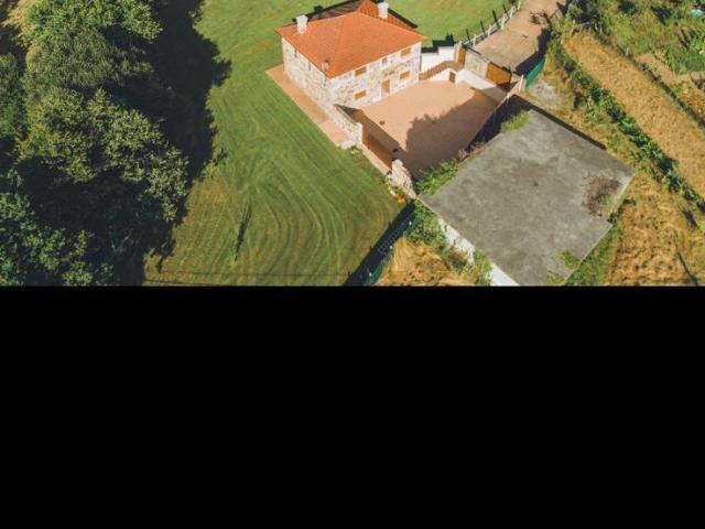 Casa rural con 4 habitaciones, 5 baños y 4.000m de terreno a menos de 15 min de Ourense