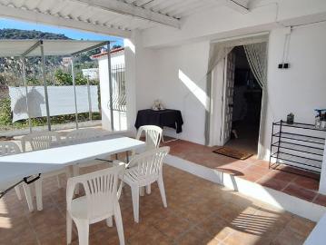 Casa rural con chimenea, jardín y porche
