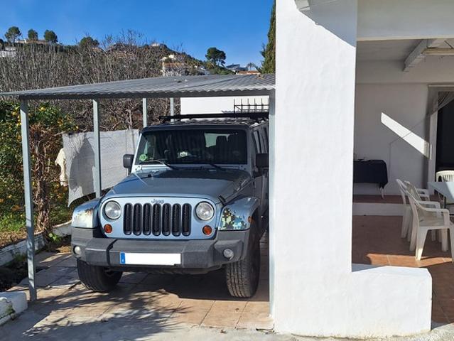 Casa rural con chimenea, jardín y porche