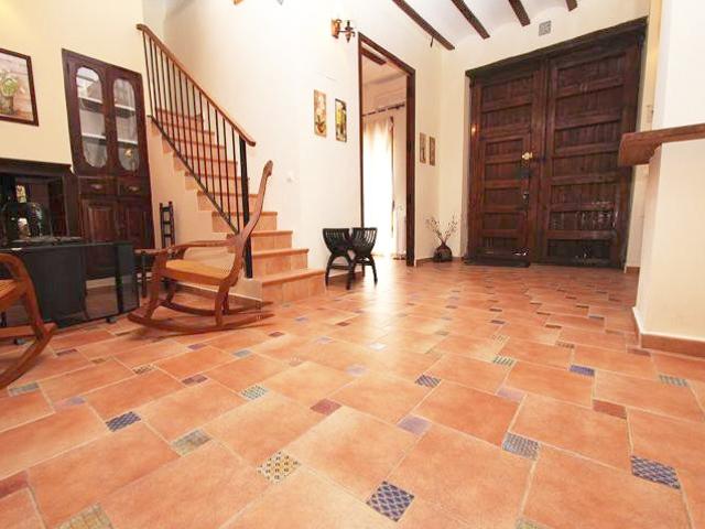 Casa rural con historia en Buñol: 5 habitaciones, 5 baños, jardín, paellero y potencial de explotación