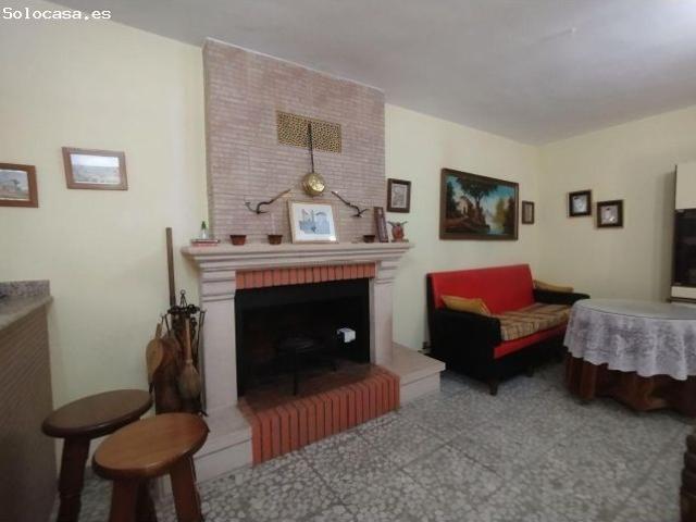 Casa rural con piscina cubierta, zonas deportivas y múltiples posibilidades, a un paso del núcleo ur