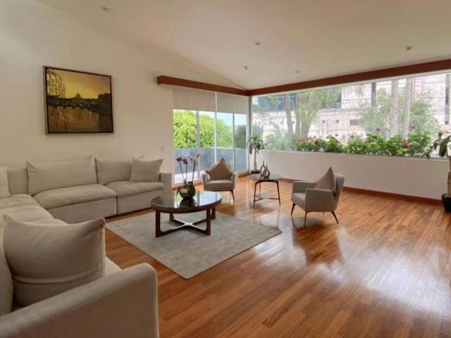 Casa recién remodelada con acabados de lujo, jardín, terraza, en venta