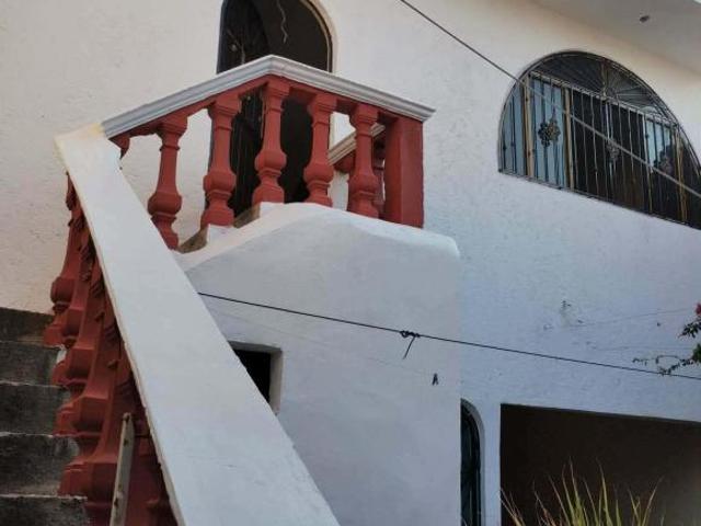 Casa VENTA/ RENTA, Recién Remodelada: 5 Cuartos ¡2 Independientes!