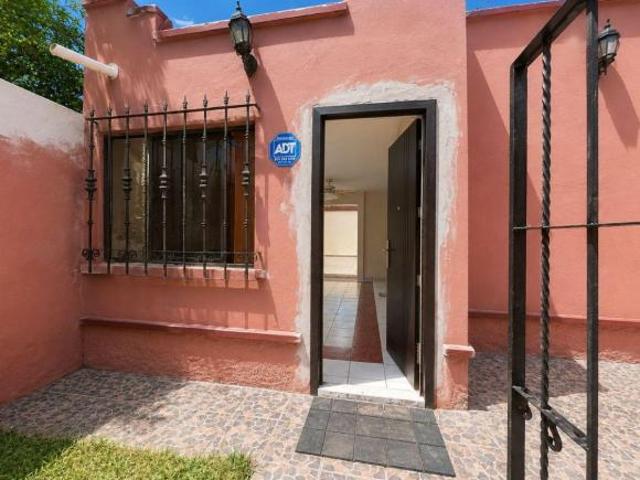 CASA RECIÉN REMODELADA EN FRACCIONAMIENTO CERRADO