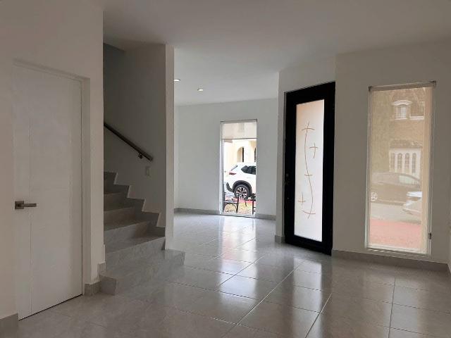 casa recién remodelada en renta, cumbres oro regency. $25,500 mxn