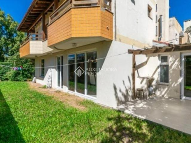 Casa Reformada 3 dormitórios 1 suíte, 3 banheiros, 2 vagas cobertas, belo quintal