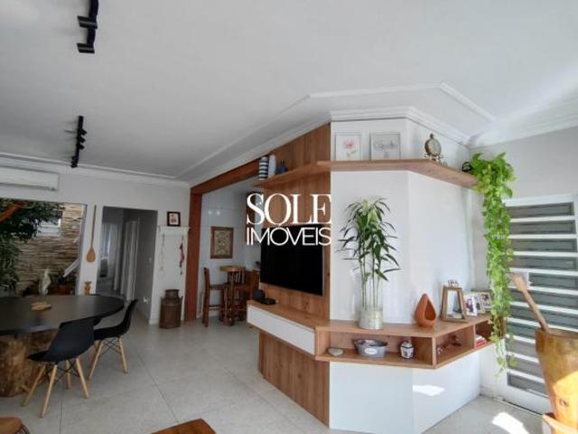 Casa Reformada à Venda – 3 Dormitórios, Suíte e 4 Vagas Cobertas