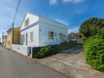 Casa reformada com vista para as montanhas, jardim e entrada lateral