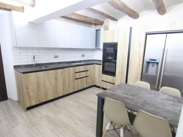 Casa reformada compuesta por dos viviendas separadas en el Casc Antic