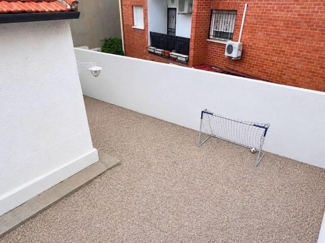 Casa reformada con patio en Loeches