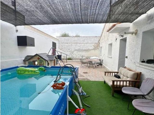 Casa reformada con patio de 160 m2 en Loeches