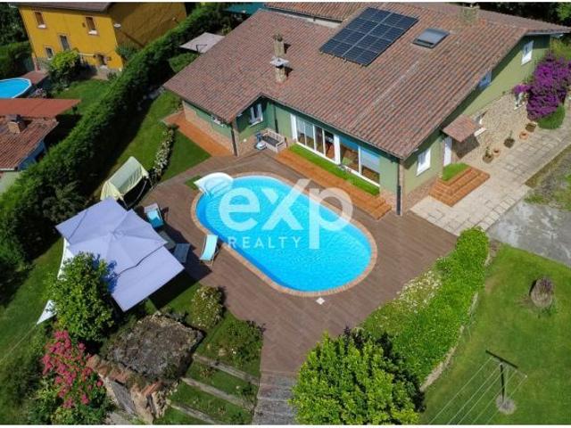 Casa reformada con piscina, frutales y parcela edificable en entorno natural privilegiado Veneros
