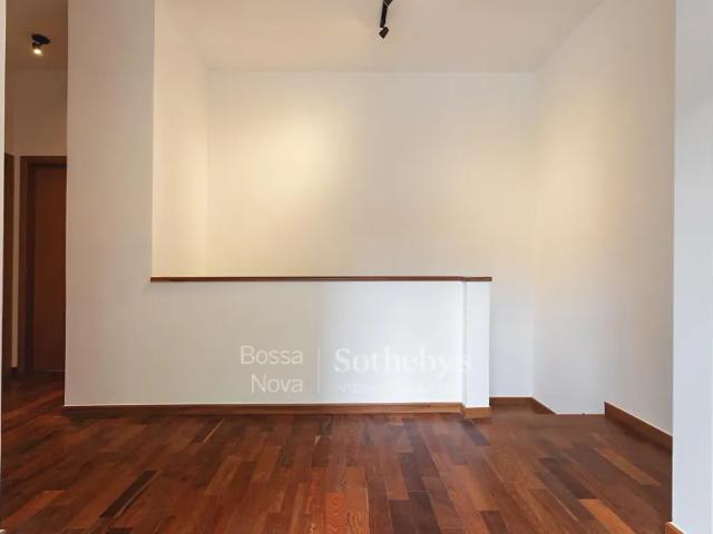 Casa reformada em rua arborizada no Jardim Paulista