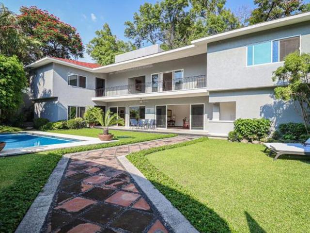 ¡CASA CON ALBERCA EN COND. EN ACAPANTZINGO, A 7 MINUTOS DEL CENTRO DE CUERNAVACA!