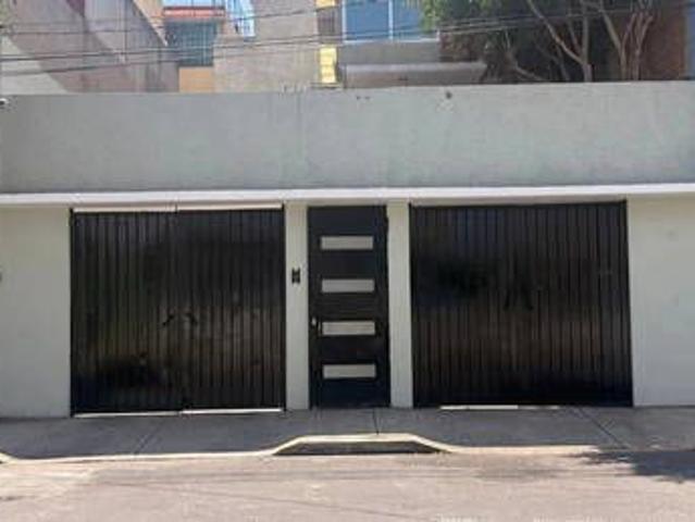 Casa Remodelada Con Planta Baja Y 2 Niveles. Estacionamiento Para Un Automóvil Con Jardinera. 3 Recamaras, Estudio, 1 Baño Completo Y 2 Medio Baño. Entre 4a. Avenida Y Madrugada