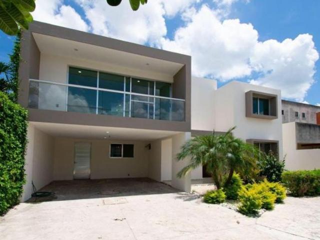 Casa remodelada con recámara en planta baja, en Xcumpich, al norte de Mérida