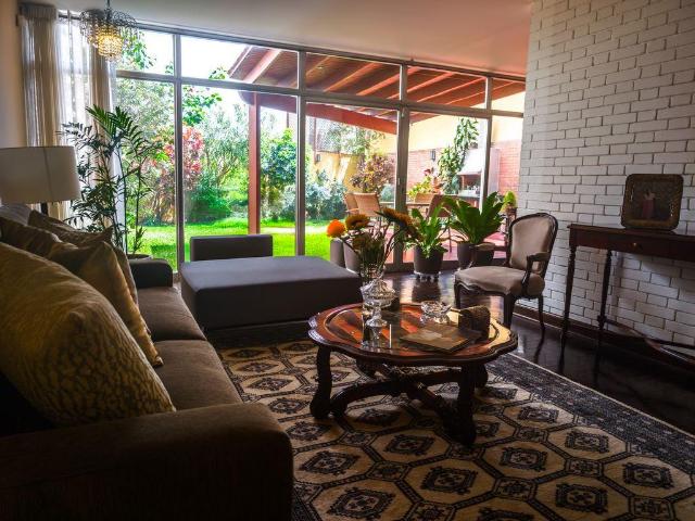 Casa Remodelada Amplio Jardín y Ambientes muy Iluminados y Ventilados