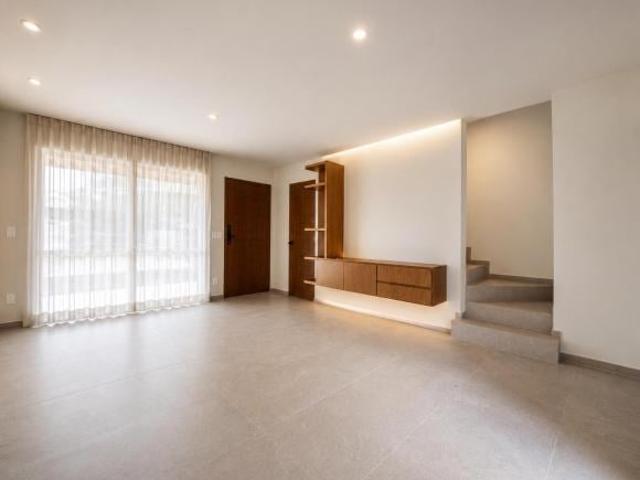Casa remodelada dentro de coto en Venta